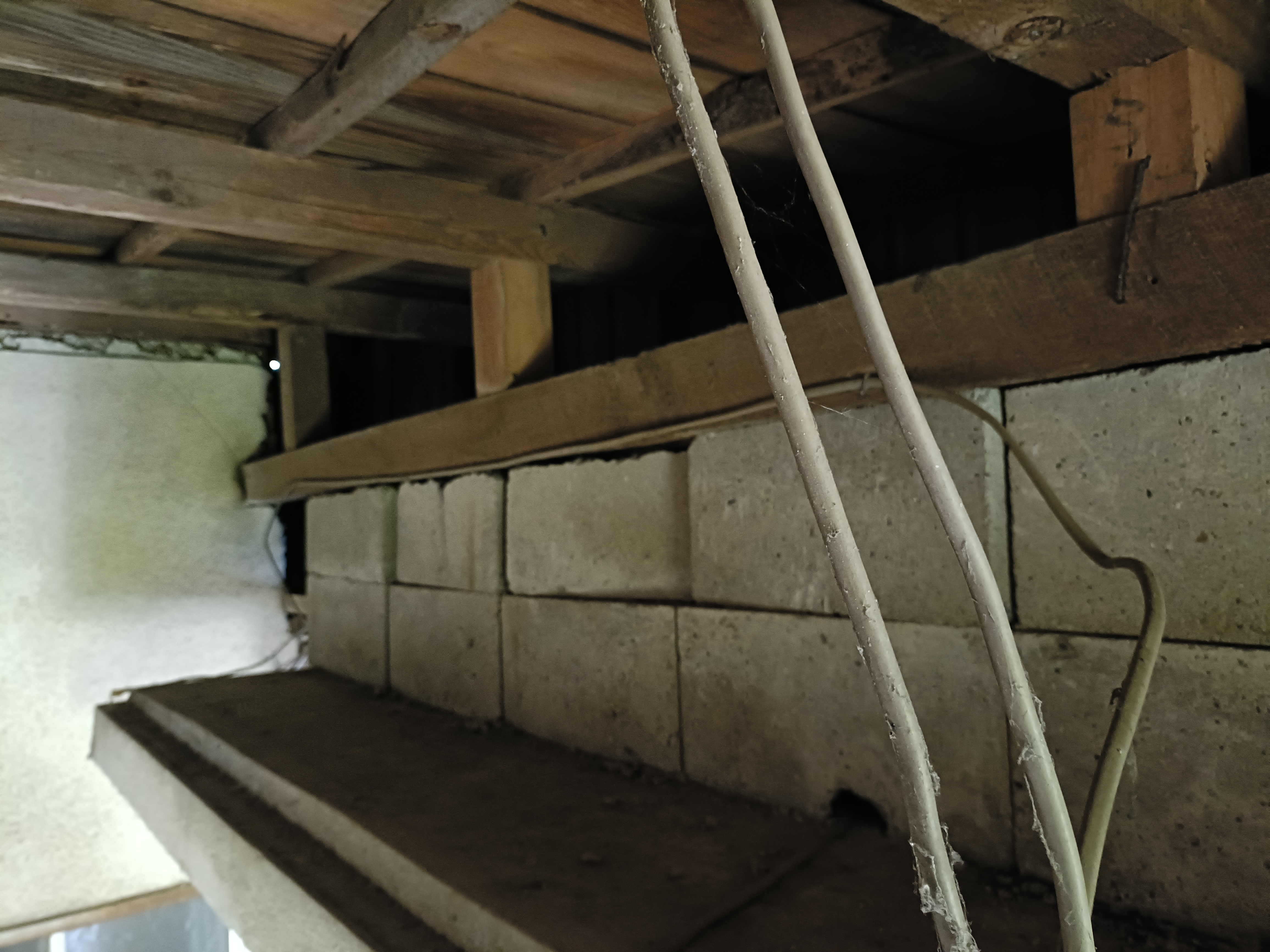 ブロック壁と梁の屋根裏の参考写真