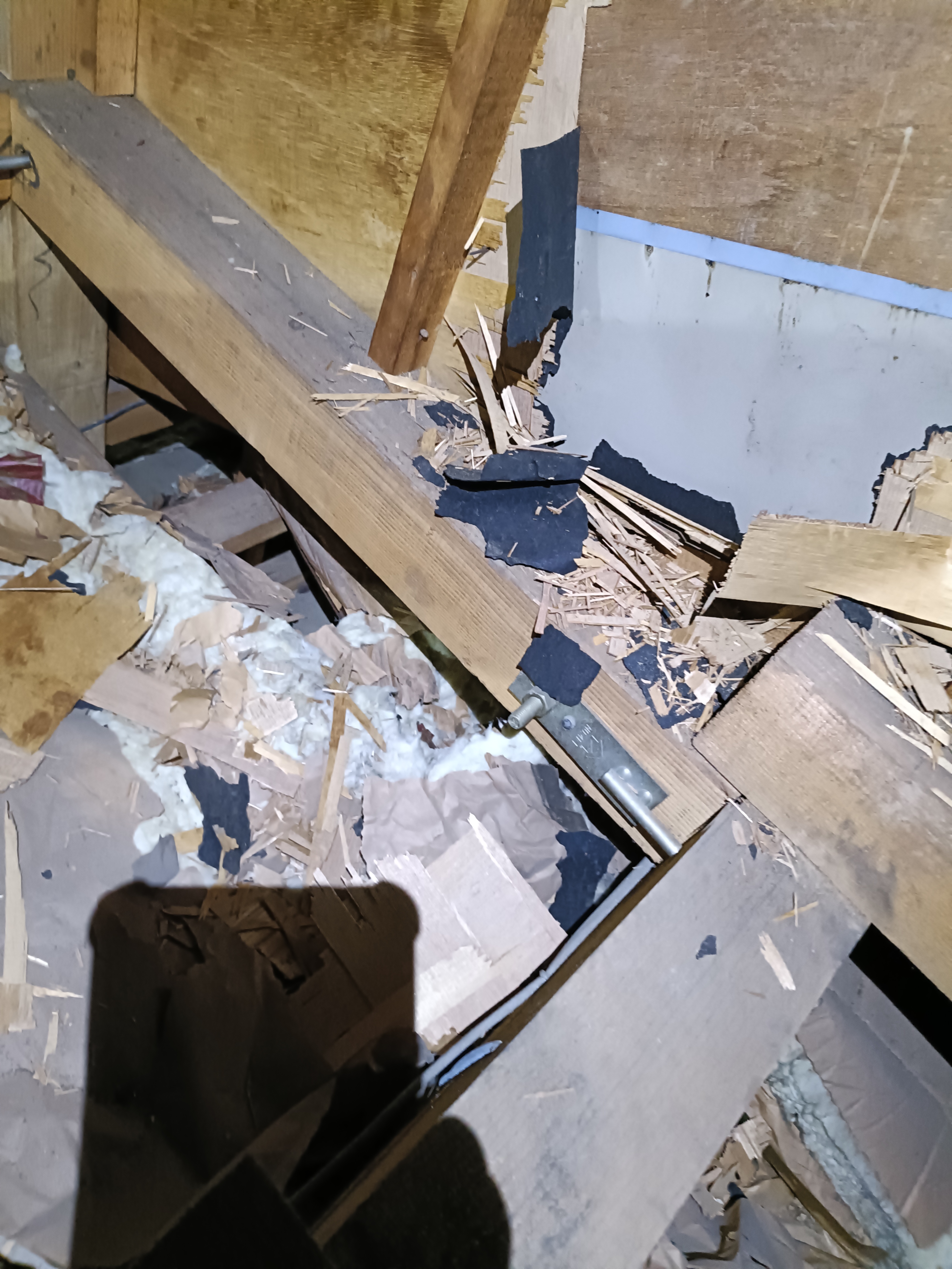 散乱した資材と屋根裏床面の参考写真