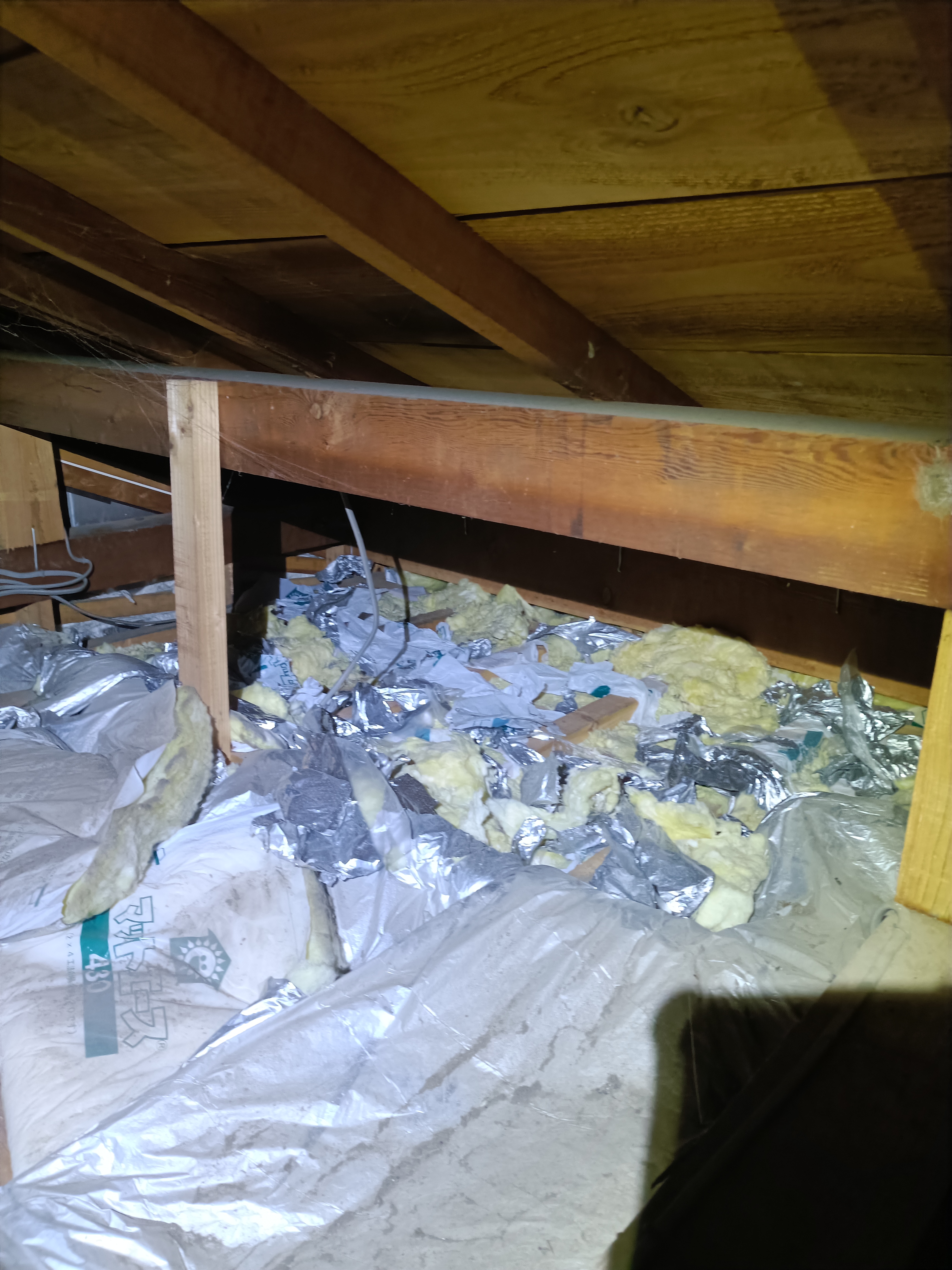 断熱材が乱れた屋根裏の参考写真