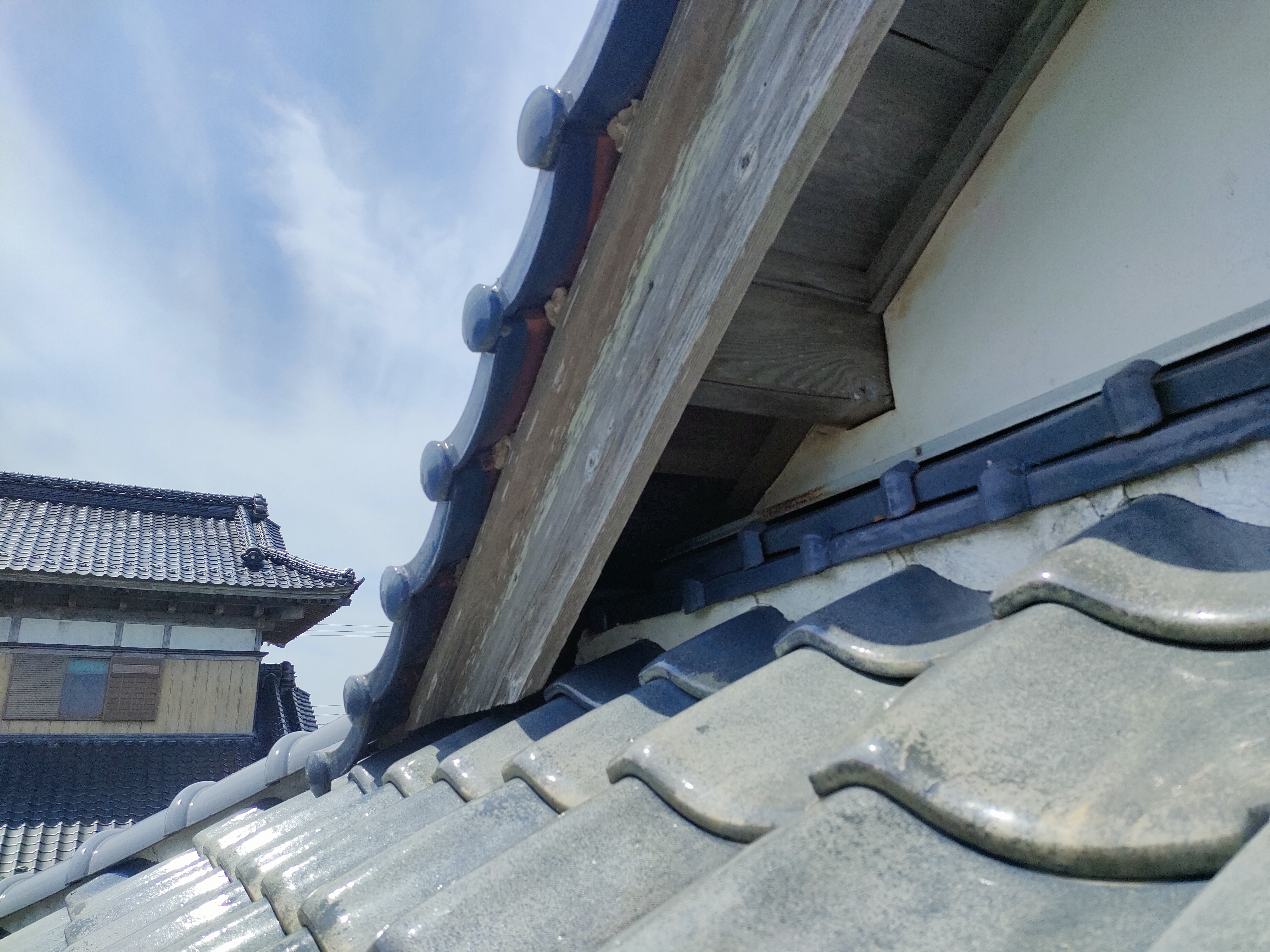 屋根と壁の接合部の開口の参考写真